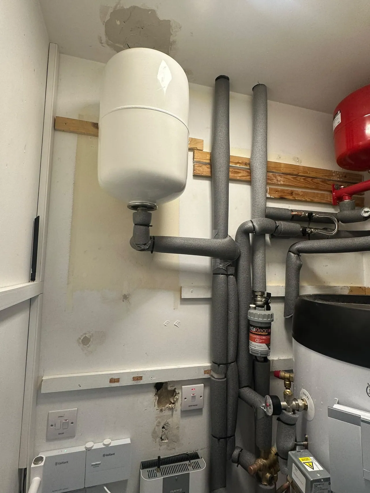 Air source heat pump cylinder with insulated pipework and controls